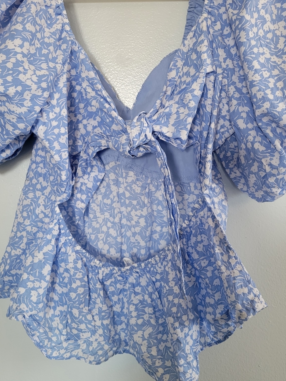 FREE THE ROSES Blue Floral Puff-Sleeve Sweetheart Blouse Size M Open Back - Picture 7 of 12